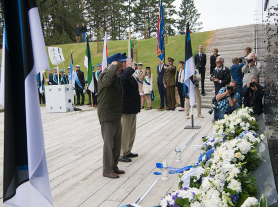 Riigikogu esimees Henn Põlluaas pidas kõne ja asetas pärja Eesti rahva nimel juuniküüditamise mälestustseremoonial