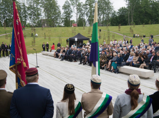 Riigikogu esimees Henn Põlluaas pidas kõne ja asetas pärja Eesti rahva nimel juuniküüditamise mälestustseremoonial