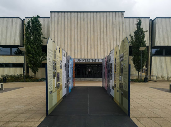 Näituse "Riigikogu 100" avamine Tartu Ülikooli raamatukogu ees