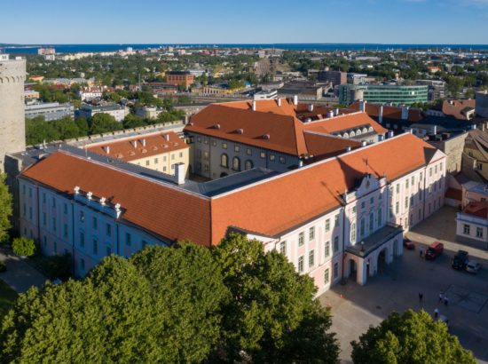 XXVII laulu- ja XX tantsupeo tuli jõudis Toompeale Kuberneri aeda ning viidi Pika Hermanni torni ööbima