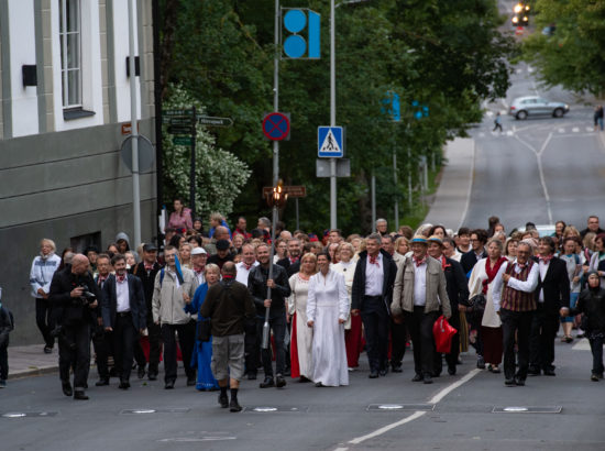 XXVII laulu- ja XX tantsupeo tuli jõudis Toompeale Kuberneri aeda ning viidi Pika Hermanni torni ööbima