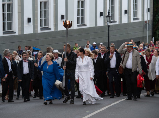 XXVII laulu- ja XX tantsupeo tuli jõudis Toompeale Kuberneri aeda ning viidi Pika Hermanni torni ööbima