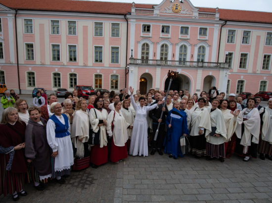 XXVII laulu- ja XX tantsupeo tuli jõudis Toompeale Kuberneri aeda ning viidi Pika Hermanni torni ööbima