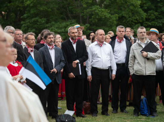 XXVII laulu- ja XX tantsupeo tuli jõudis Toompeale Kuberneri aeda ning viidi Pika Hermanni torni ööbima