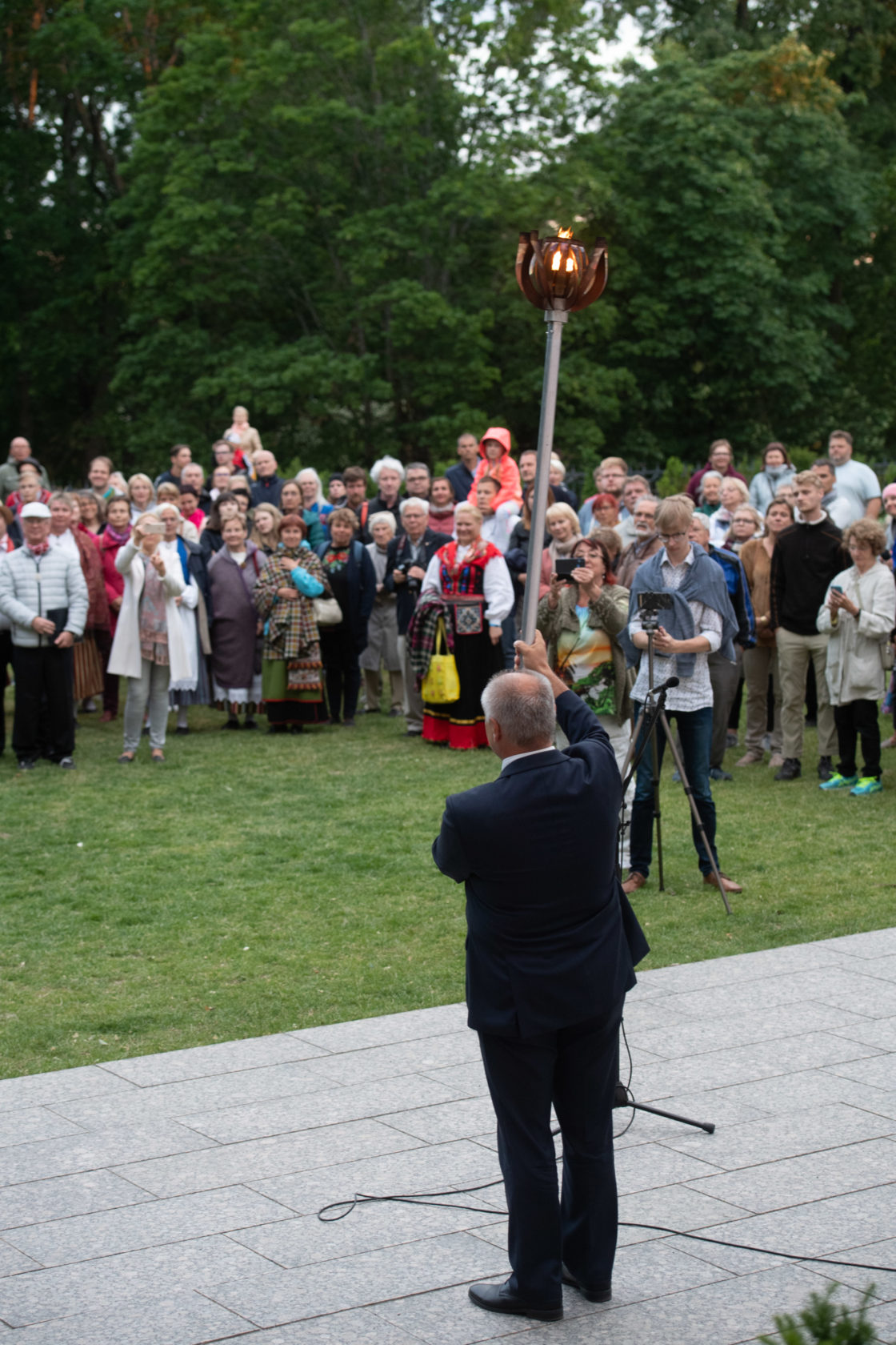 XXVII laulu- ja XX tantsupeo tuli jõudis Toompeale Kuberneri aeda ning viidi Pika Hermanni torni ööbima