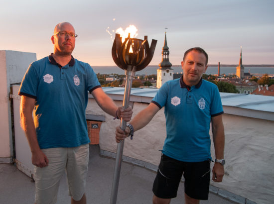 XXVII laulu- ja XX tantsupeo tuli jõudis Toompeale Kuberneri aeda ning viidi Pika Hermanni torni ööbima