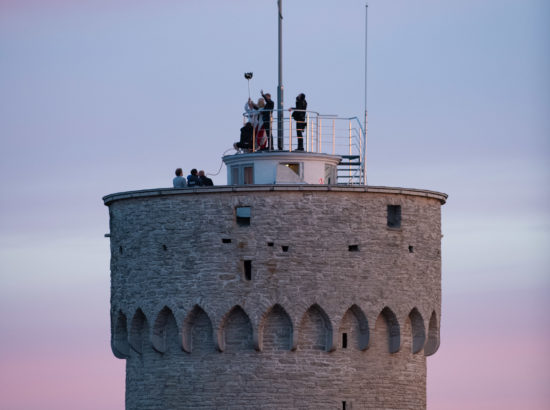 XXVII laulu- ja XX tantsupeo tuli jõudis Toompeale Kuberneri aeda ning viidi Pika Hermanni torni ööbima