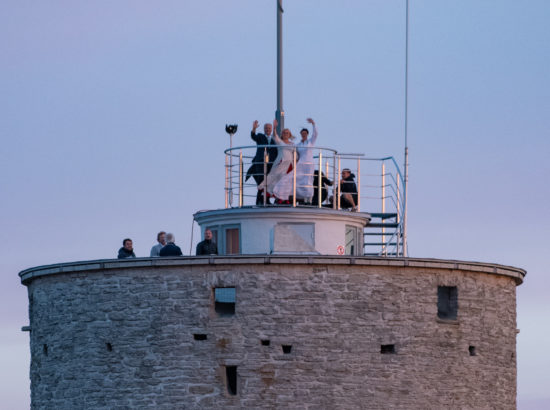 XXVII laulu- ja XX tantsupeo tuli jõudis Toompeale Kuberneri aeda ning viidi Pika Hermanni torni ööbima