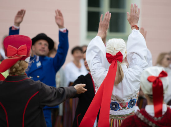 XXVII laulu- ja XX tantsupeo tuli jõudis Toompeale Kuberneri aeda ning viidi Pika Hermanni torni ööbima