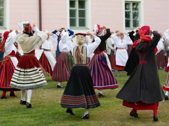 XXVII laulu- ja XX tantsupeo tuli jõudis Toompeale Kuberneri aeda ning viidi Pika Hermanni torni ööbima