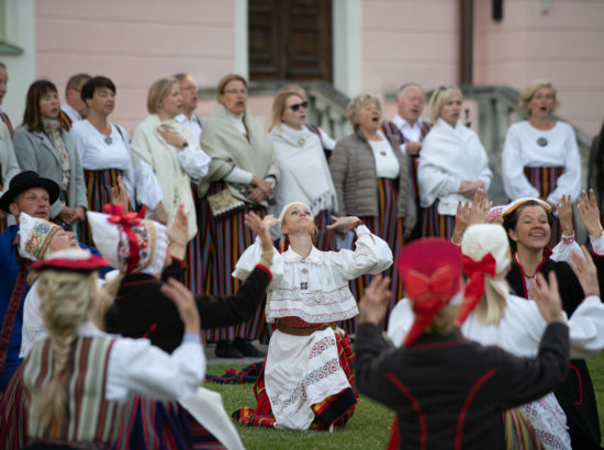 XXVII laulu- ja XX tantsupeo tuli jõudis Toompeale Kuberneri aeda ning viidi Pika Hermanni torni ööbima