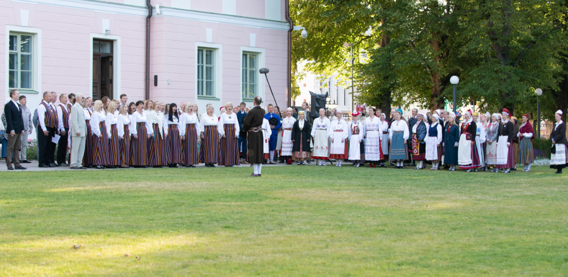 XXVII laulu- ja XX tantsupeo tuli jõudis Toompeale Kuberneri aeda ning viidi Pika Hermanni torni ööbima