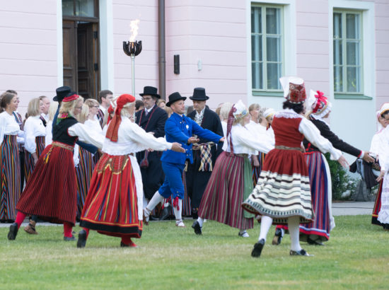 XXVII laulu- ja XX tantsupeo tuli jõudis Toompeale Kuberneri aeda ning viidi Pika Hermanni torni ööbima