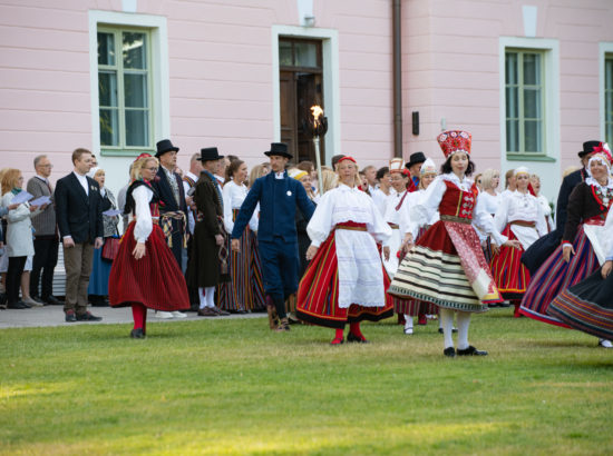 XXVII laulu- ja XX tantsupeo tuli jõudis Toompeale Kuberneri aeda ning viidi Pika Hermanni torni ööbima