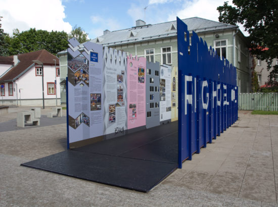 Näituse "Riigikogu 100" avamine Tartu Ülikooli raamatukogu ees