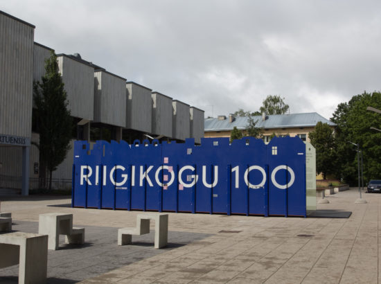 Näituse "Riigikogu 100" avamine Tartu Ülikooli raamatukogu ees