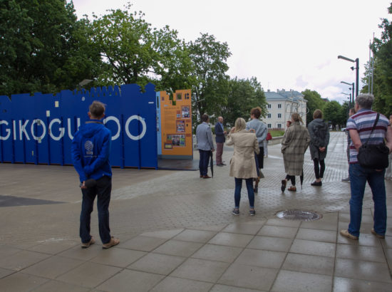 Näituse "Riigikogu 100" avamine Tartu Ülikooli raamatukogu ees