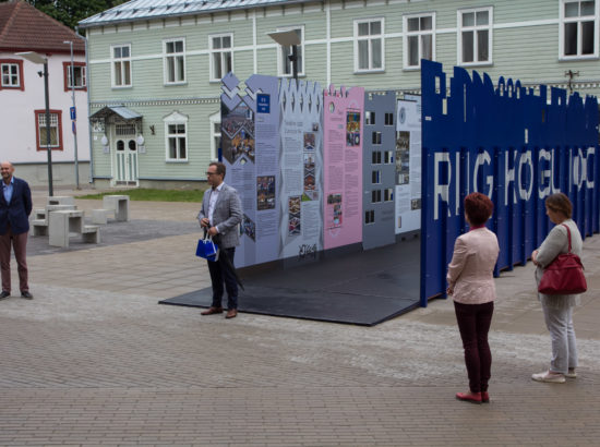 Näituse "Riigikogu 100" avamine Tartu Ülikooli raamatukogu ees