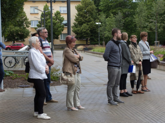 Näituse "Riigikogu 100" avamine Tartu Ülikooli raamatukogu ees