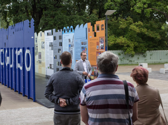 Näituse "Riigikogu 100" avamine Tartu Ülikooli raamatukogu ees