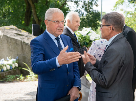 Lillede asetamise tseremoonia 20. augusti mälestuskivi jalamil Toompeal