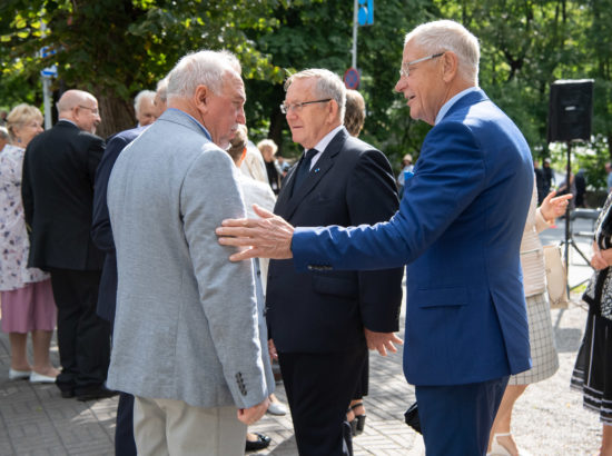 Lillede asetamise tseremoonia 20. augusti mälestuskivi jalamil Toompeal