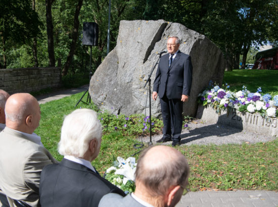 Lillede asetamise tseremoonia 20. augusti mälestuskivi jalamil Toompeal