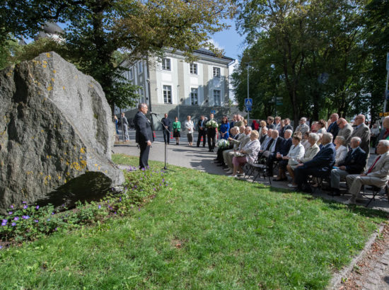 Lillede asetamise tseremoonia 20. augusti mälestuskivi jalamil Toompeal