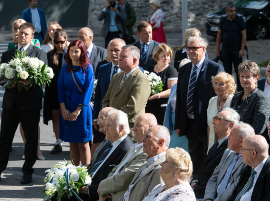 Lillede asetamise tseremoonia 20. augusti mälestuskivi jalamil Toompeal