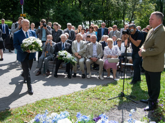 Lillede asetamise tseremoonia 20. augusti mälestuskivi jalamil Toompeal