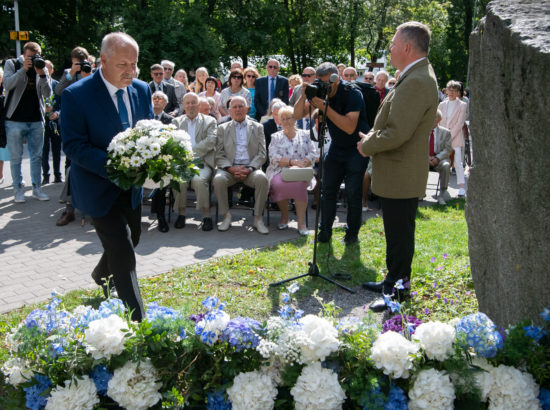 Lillede asetamise tseremoonia 20. augusti mälestuskivi jalamil Toompeal
