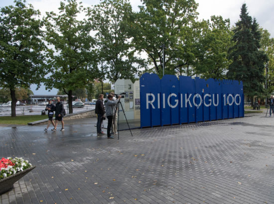 Näituse "Riigikogu 100" avamine Narva Peetri platsil