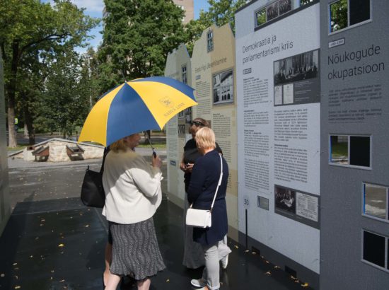 Näituse "Riigikogu 100" avamine Narva Peetri platsil
