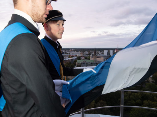 Tallinna 21. kooli õpilased osalesid täna päikesetõusul Eesti vastupanuvõitlemise päeva auks Pika Hermanni torni sinimustvalge lipu heiskamise toimkonnas.