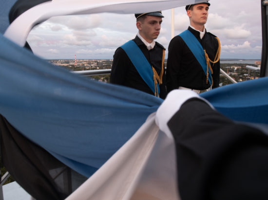 Tallinna 21. kooli õpilased osalesid täna päikesetõusul Eesti vastupanuvõitlemise päeva auks Pika Hermanni torni sinimustvalge lipu heiskamise toimkonnas.