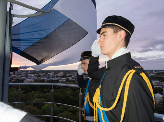 Eesti vastupanuvõitlemise päeva auks Pika Hermanni torni sinimustvalge lipu heiskamise toimkonna liikmed Riigikogu Valges saalis.