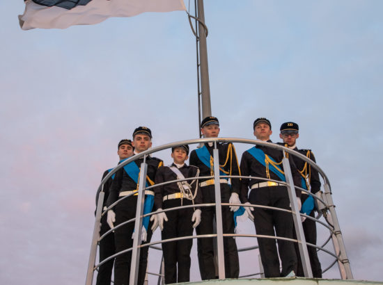 Eesti vastupanuvõitlemise päeva auks Pika Hermanni torni sinimustvalge lipu heiskamise toimkonna liikmed Riigikogu Valges saalis.
