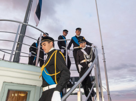 Eesti vastupanuvõitlemise päeva auks Pika Hermanni torni sinimustvalge lipu heiskamise toimkonna liikmed kohtusid Riigikogu esimehe Henn Põlluaasaga.