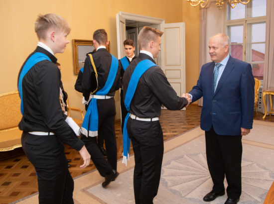 Eesti vastupanuvõitlemise päeva auks Pika Hermanni torni sinimustvalge lipu heiskamise toimkonna liikmed kohtusid Riigikogu esimehe Henn Põlluaasaga.