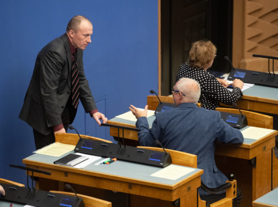 Täiskogu istung, olulise tähtsusega riikliku küsimuse "Pensioni tulevikust – kes tasub memme vaeva?" arutelu