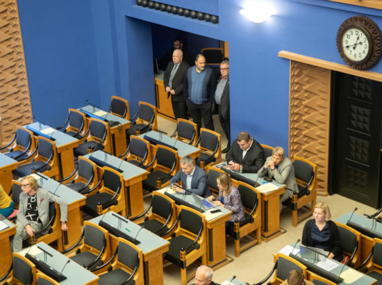Täiskogu istung, umbusaldusavaldus maaeluminister Mart Järvikule