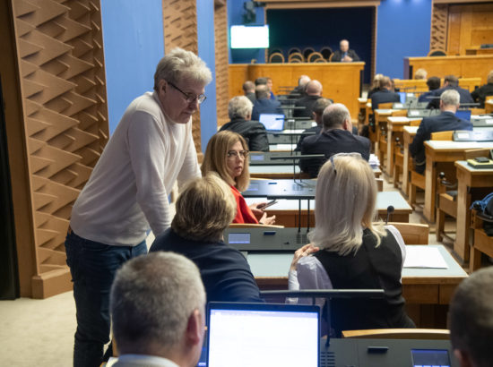 Täiskogu istung, umbusaldusavaldus maaeluminister Mart Järvikule