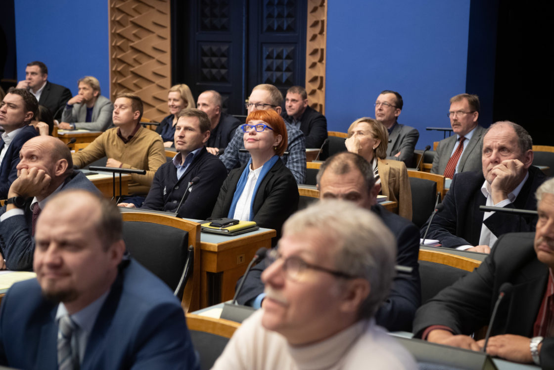 Täiskogu istung, umbusaldusavaldus maaeluminister Mart Järvikule