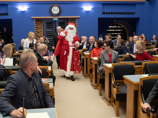 Riigikogu sügisistungjärgu viimane istung, jõuluvana külaskäik