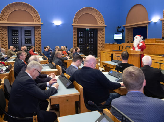 Riigikogu sügisistungjärgu viimane istung, jõuluvana külaskäik