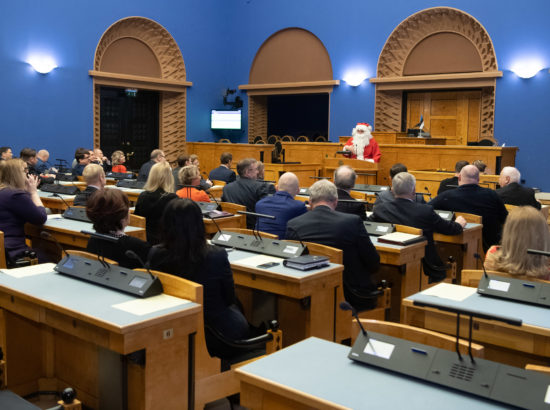 Riigikogu sügisistungjärgu viimane istung, jõuluvana külaskäik