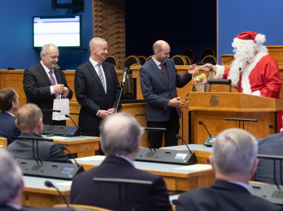 Riigikogu sügisistungjärgu viimane istung, jõuluvana külaskäik