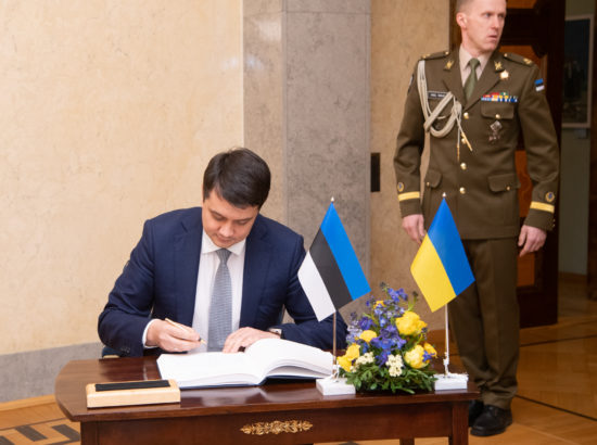 Ukraina Ülemraada esimees Dmõtro Razumkov kirjutamas külalisteraamatusse