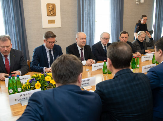 Väliskomisjoni esimees Enn Eesmaa tervitamas Ukraina Ülemraada esimeest Dmõtro Razumkovi