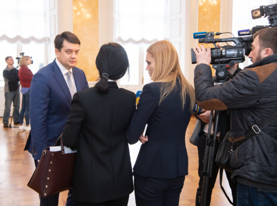 Ukraina Ülemraada esimees Dmõtro Razumkov kirjutamas Riigikogu külalisteraamatusse